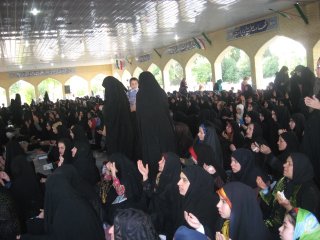 حضور طلاب مدرسه ی علمیه نرجسیه(س) نورآباد ممسنی در دعای پرفیض عرفه